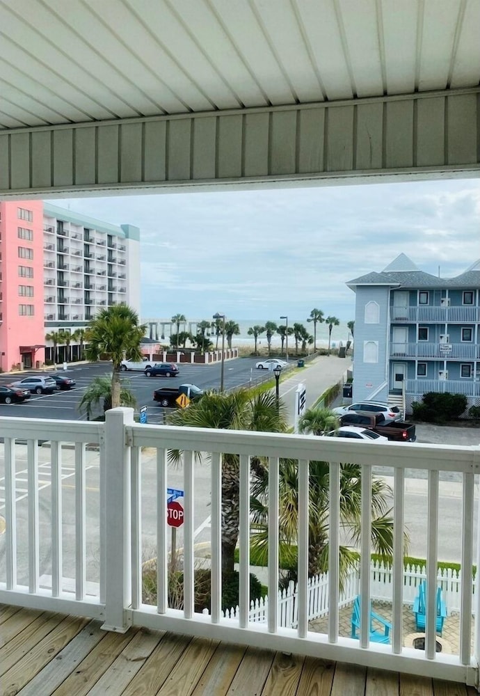 Pierview 5 Bedroom Home by RedAwning