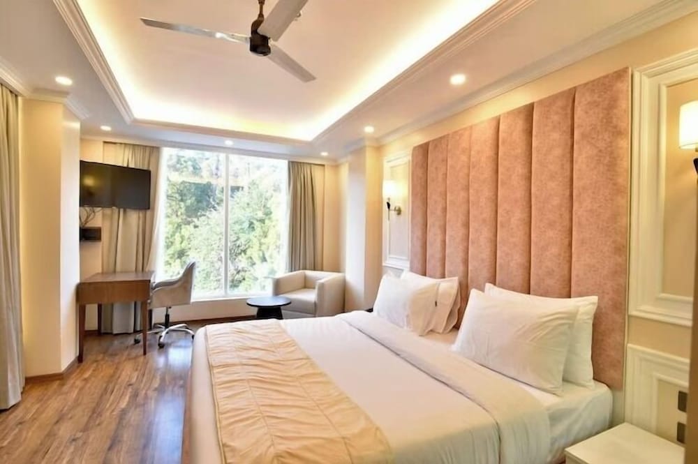 Claret inn by Lawrence Hotels