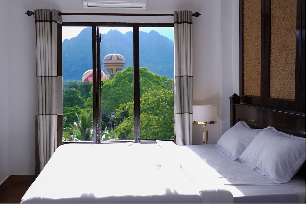 Mad Monkey  Vang Vieng view 5