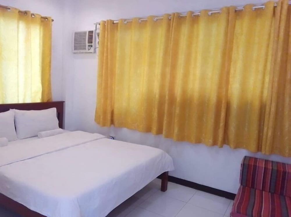 Luna Oslob Travellers Inn