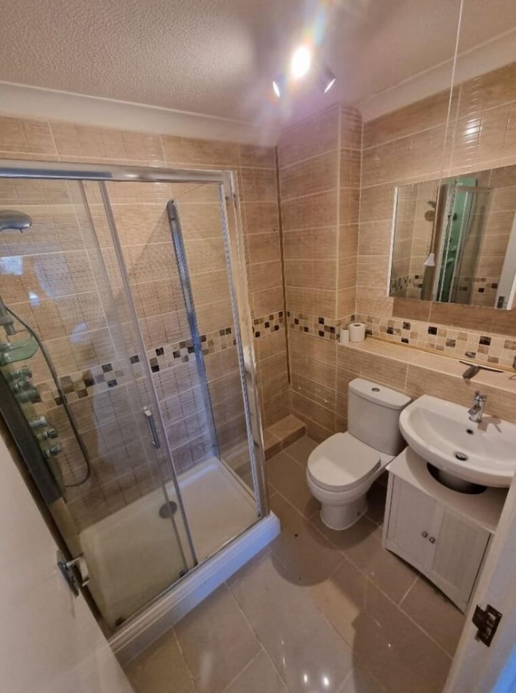 360 Serviced Accommodations - Canal Side Retreat - 2 Bedroom Apartment view 5