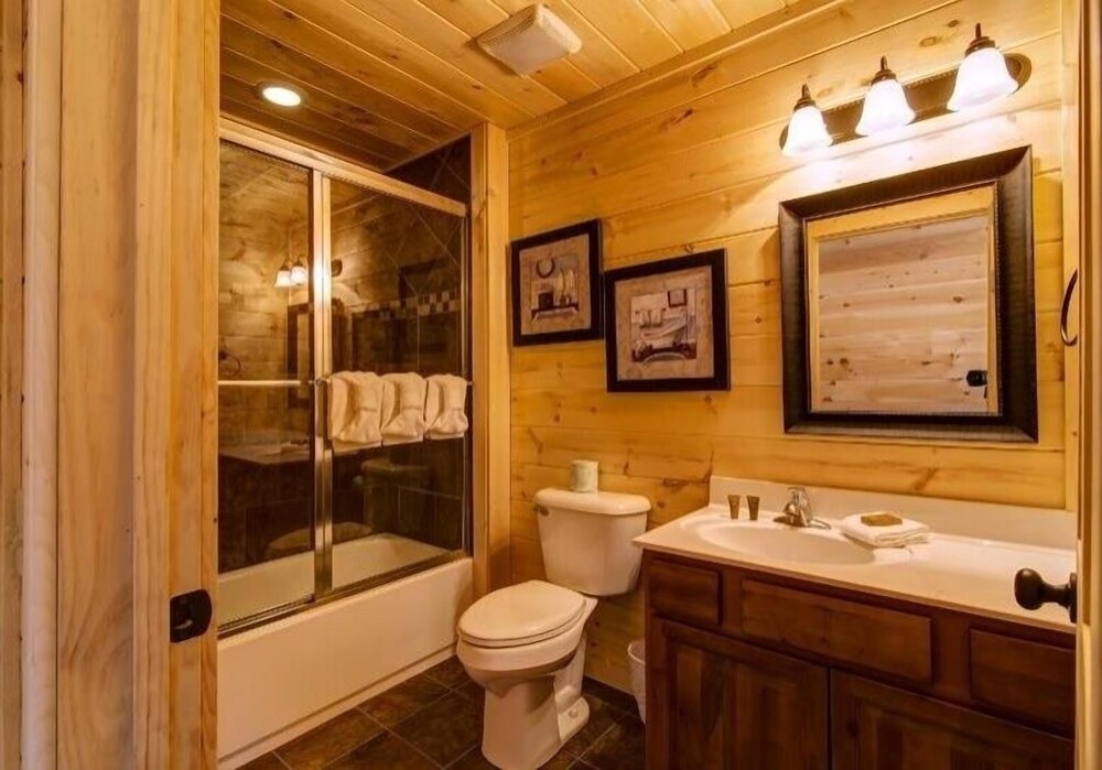 Country Cozy - 4 Bedrooms, 5 Baths, Sleeps 16 Home by RedAwning