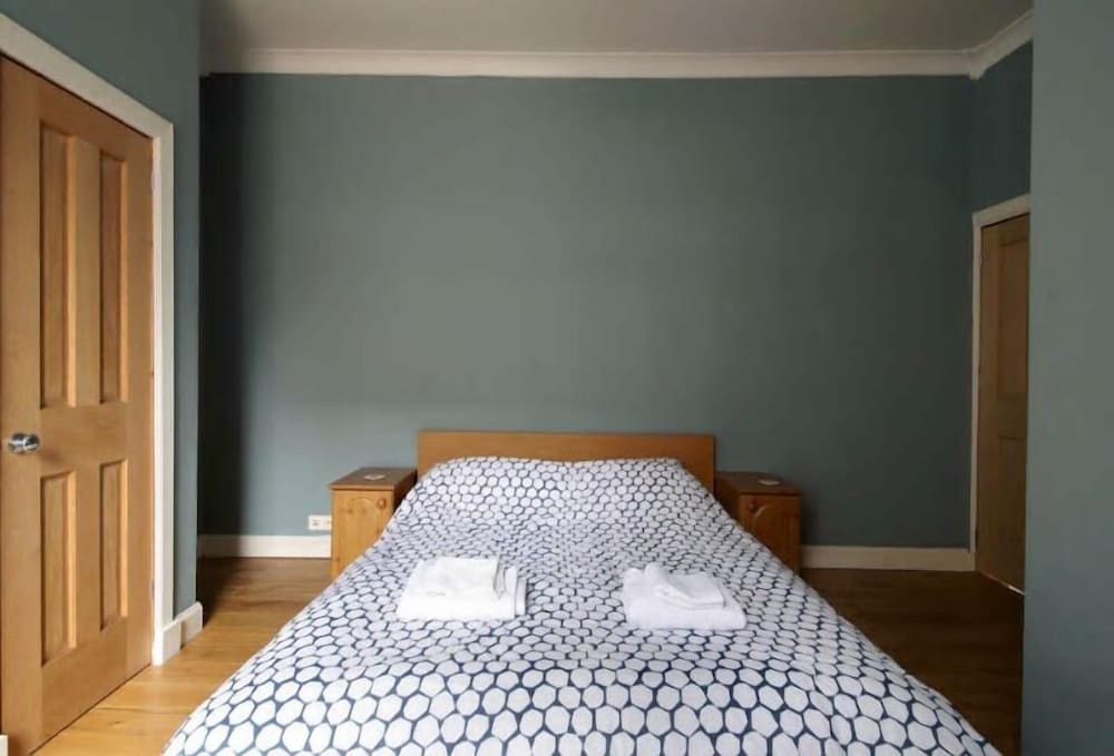JOIVY Edinburgh Spacious Apartment - Royal Mile view 4