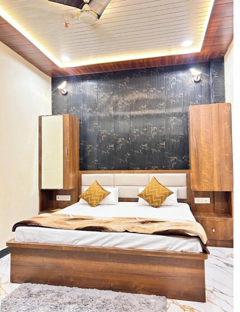 S R GUEST HOUSE