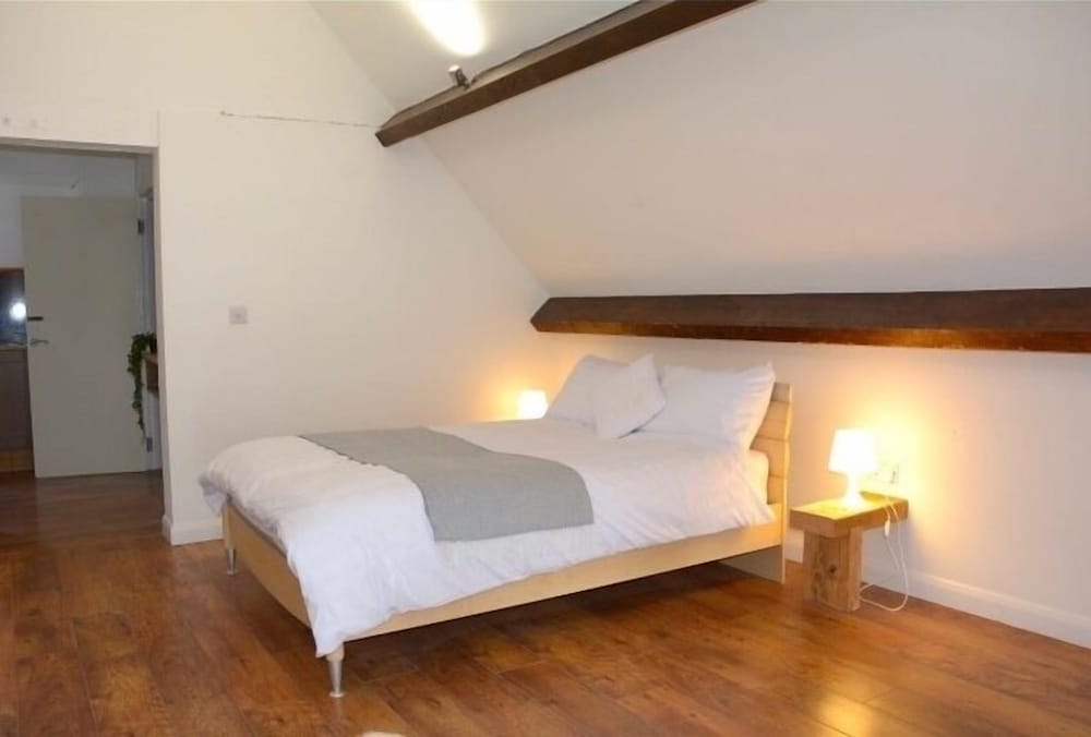 Immaculate 1-bed Apartment in Birmingham view 3