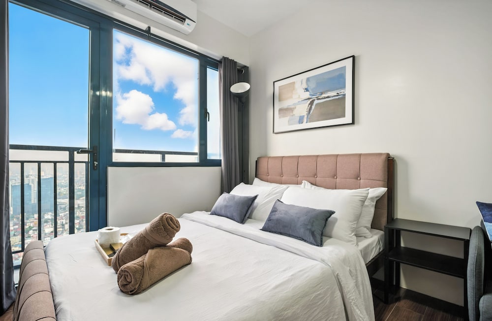 Room-sleek Studio With City Views on the