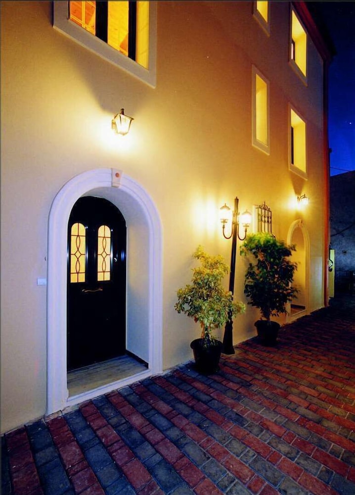 Orsalia Luxury Suites