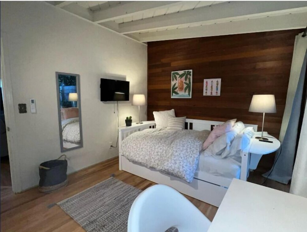 New Cozy Studio 2 Queen Beds, Kitchen Walk to Water