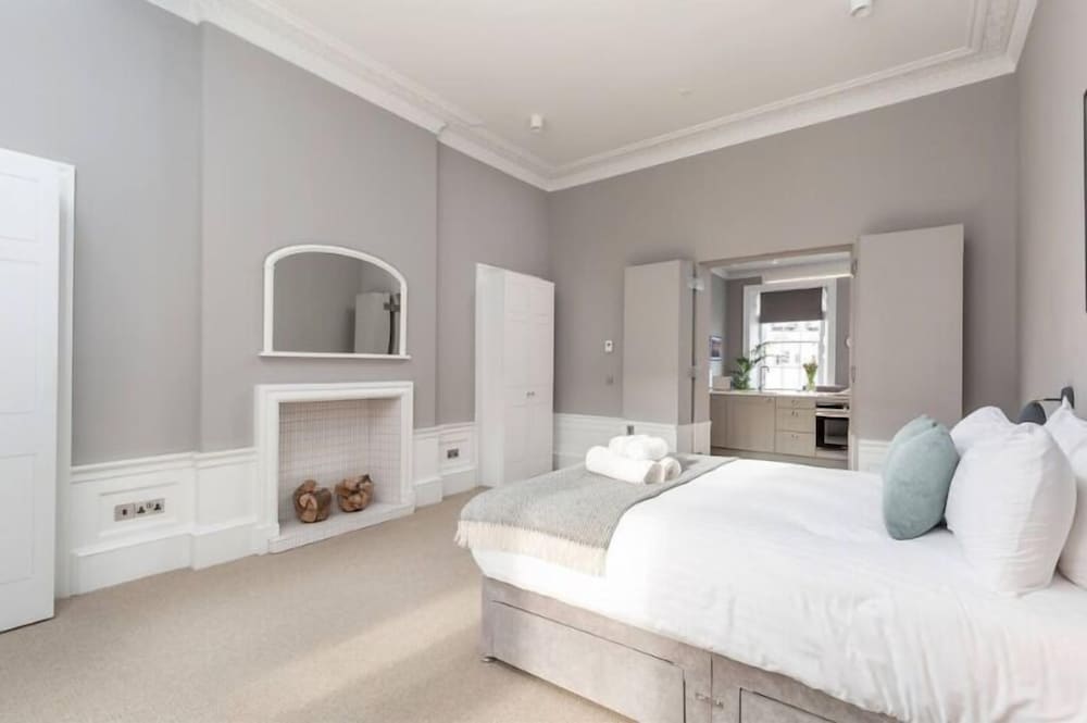 JOIVY Torphichen Street 5 Star Luxury Apartment view 2