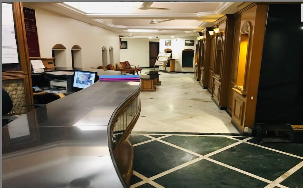 Lobby & Reception