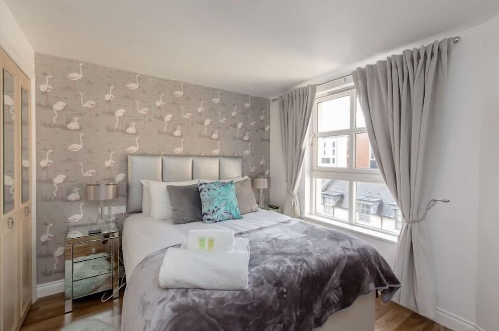 JOIVY Ultra Gorgeous 3bd Old Town Apt w\ Balcony&Parking view 3