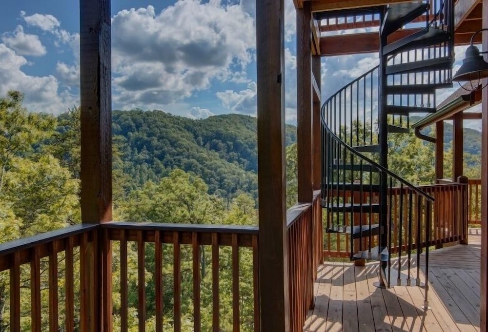 Bare Fu't Chateau - 4 Bedrooms, 4 Baths, Sleeps 14 Home by RedAwning