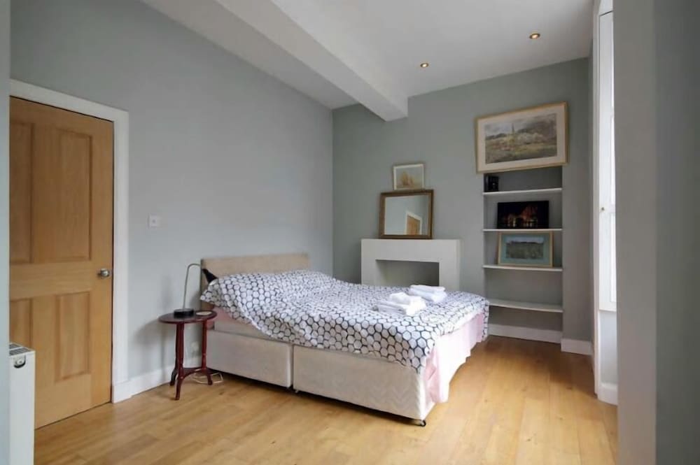 JOIVY Edinburgh Spacious Apartment - Royal Mile view 5