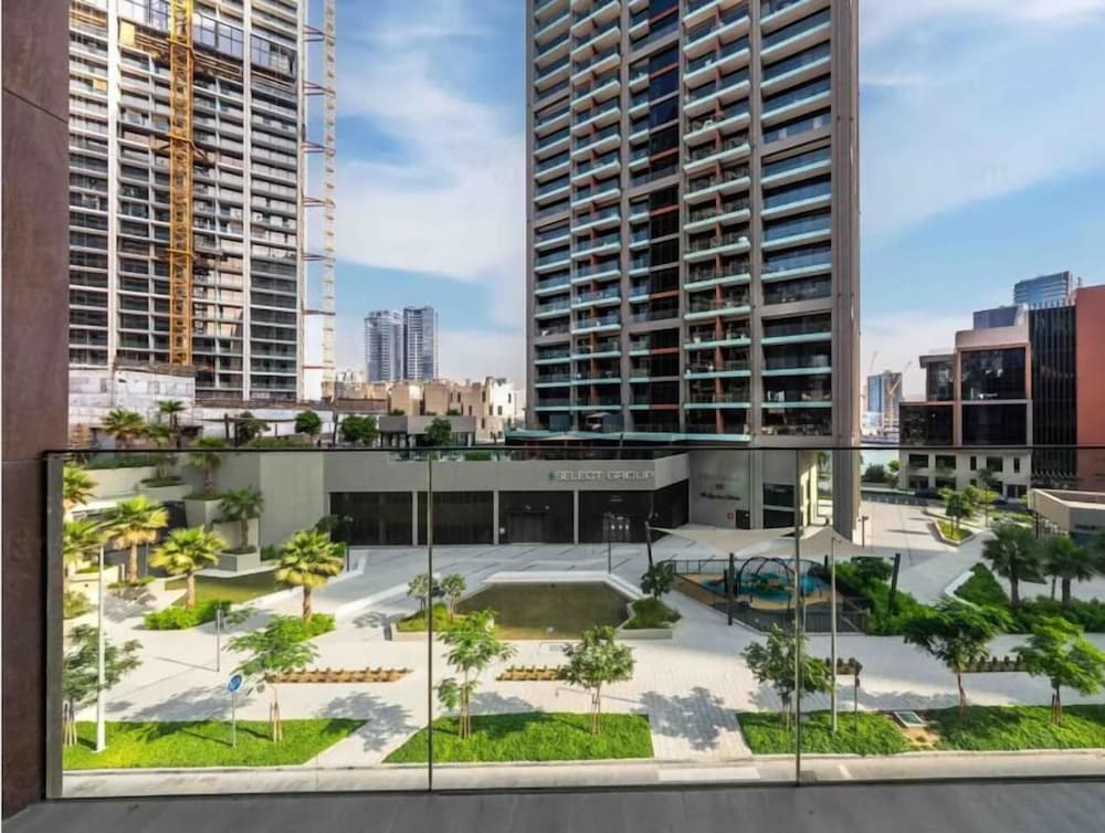 Luxury 2BR in Peninsula One by Bespoke