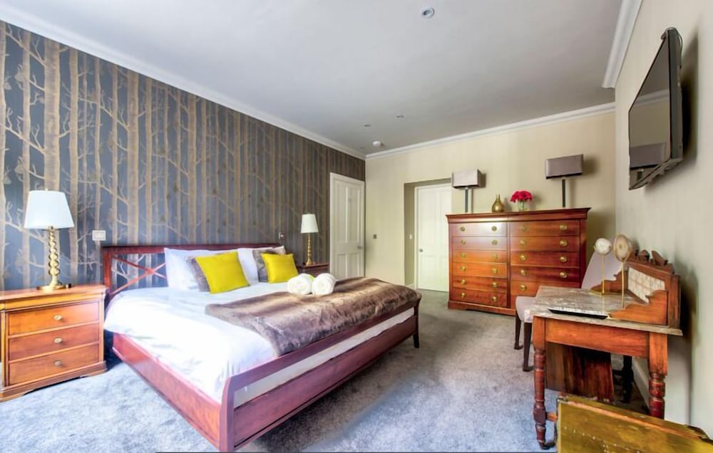 JOIVY Ultra Luxe 3BR home near Princes St view 4