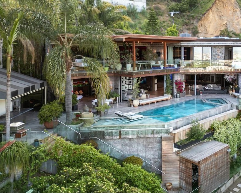 Villa Kaleida - Sleek Modern Sunset Villa With Eclectic Style & Infinity Pool