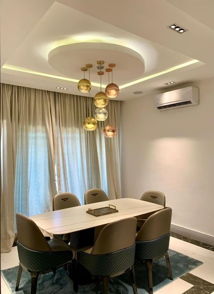 Sujimoto Residences - The AVEs