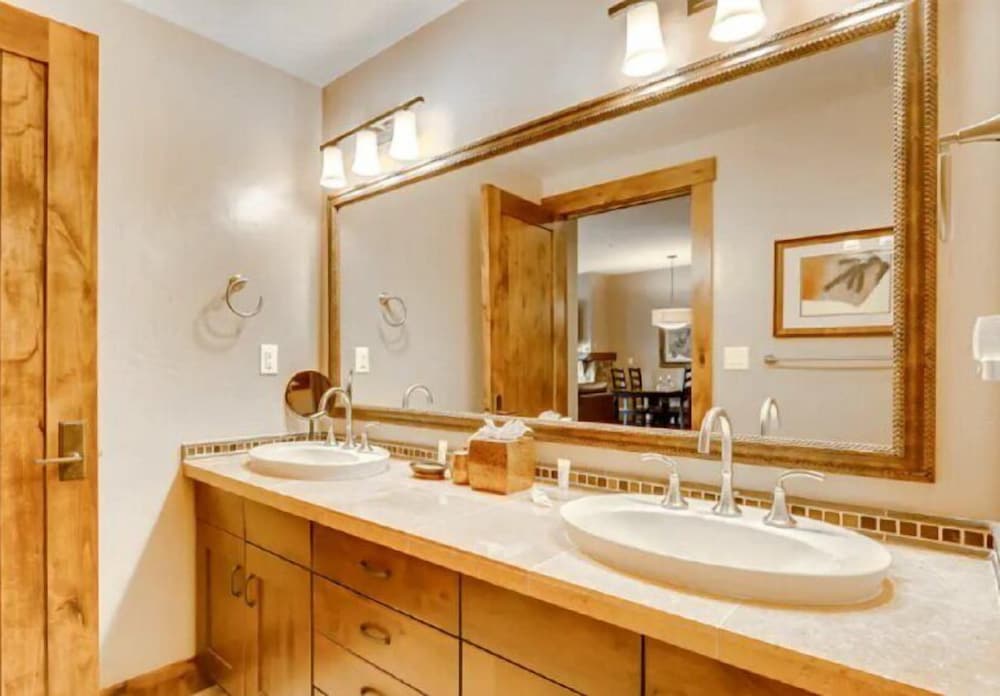 Luxury 2 Bedroom Mountain Vacation Residence With Hot Tub, Pool, and Easy Access to Ski Slopes view 5
