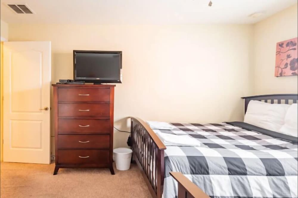 Paradise Pool Townhome W/wifi & Resort Amenities 4 Bedroom Townhouse by RedAwning view 2