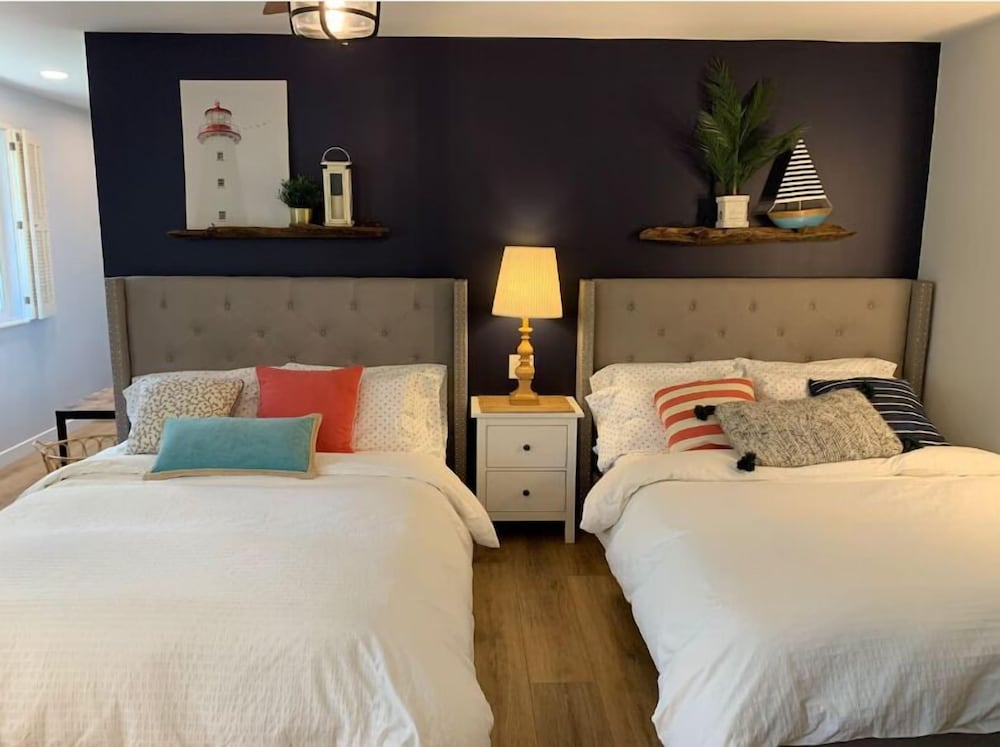 New Cozy Studio 2 Queen Beds, Kitchen Walk to Water