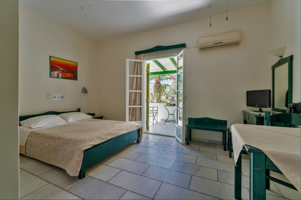 Studios Vrettos Beachfront Hotel