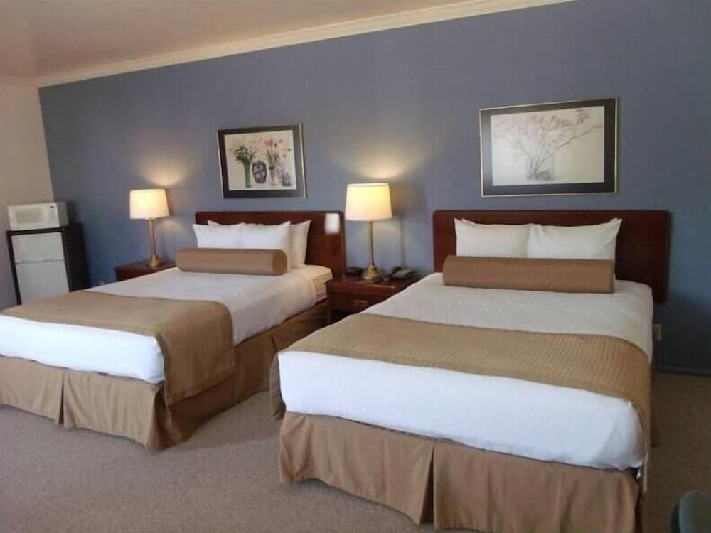 Econo Lodge Inn & Suites Vernal near Dinosaur Monument
