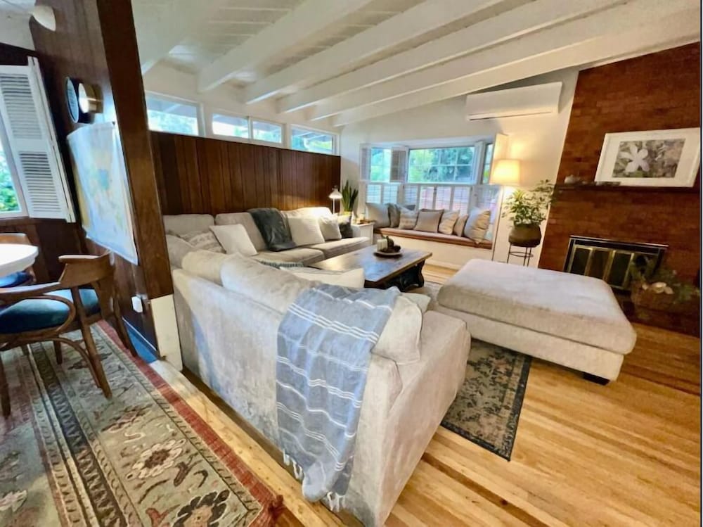 New Cozy Studio 2 Queen Beds, Kitchen Walk to Water