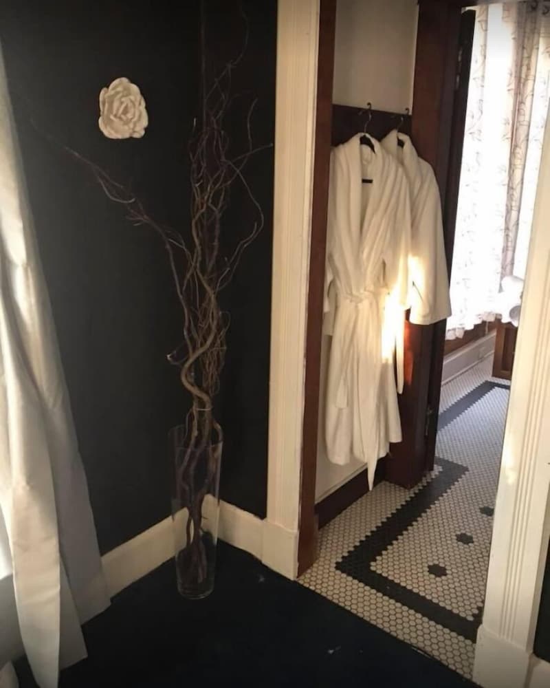Evans Holly Grove Inn B&B