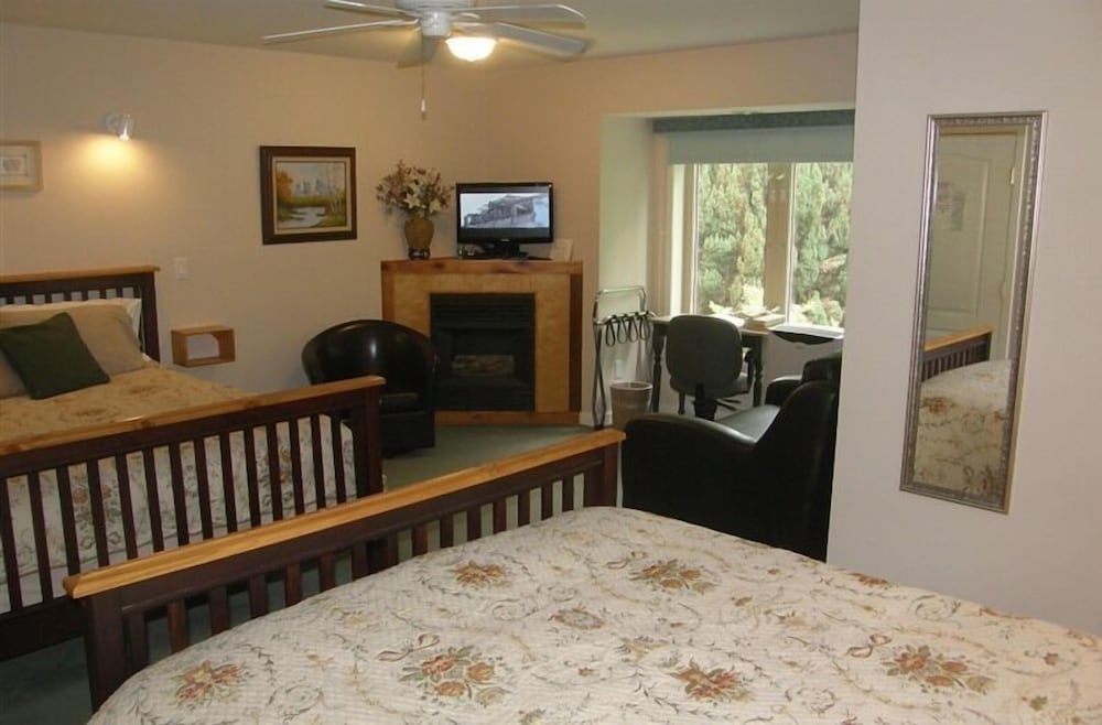 Cedar Wood Lodge B&B
