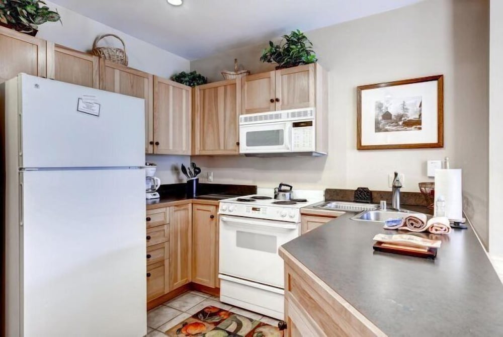 River Run Village 2 Bedroom Condo - 100 yards to slopes, Pool, Hot Tub Access