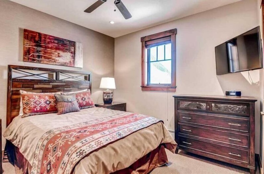 Luxury 4 Bedroom Penthouse Rental off Main Street Within Walking Distance to Peak 9 view 5