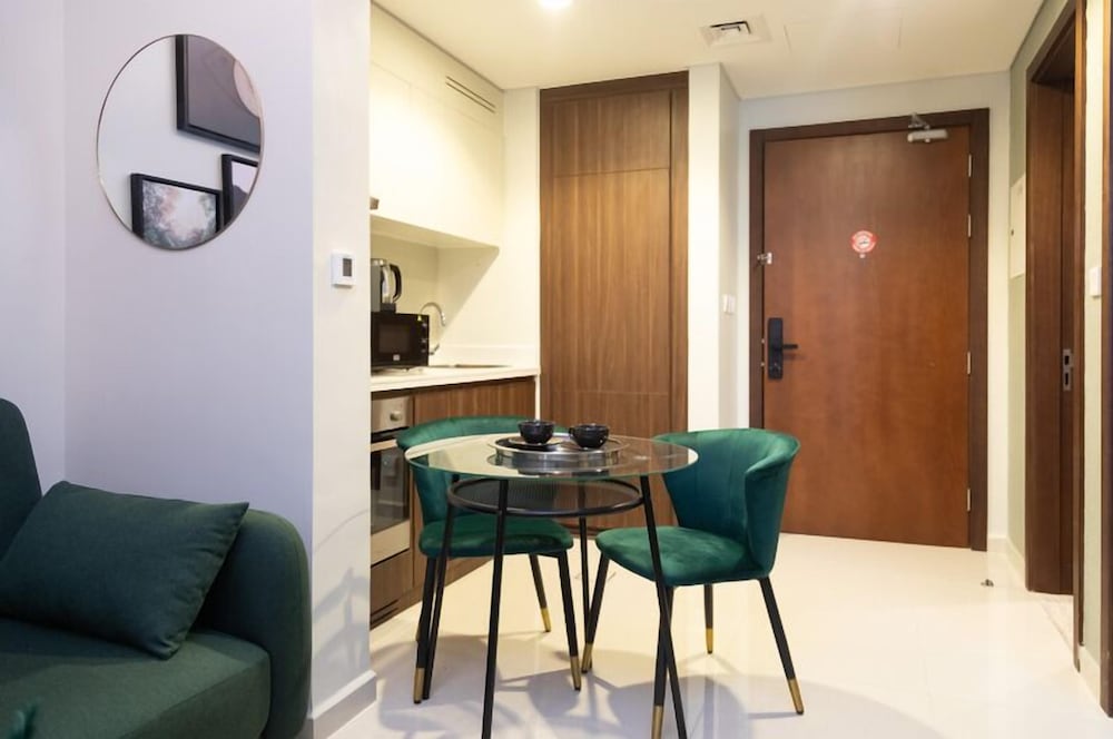 Luxurious 1BR - Pool & Gym Access