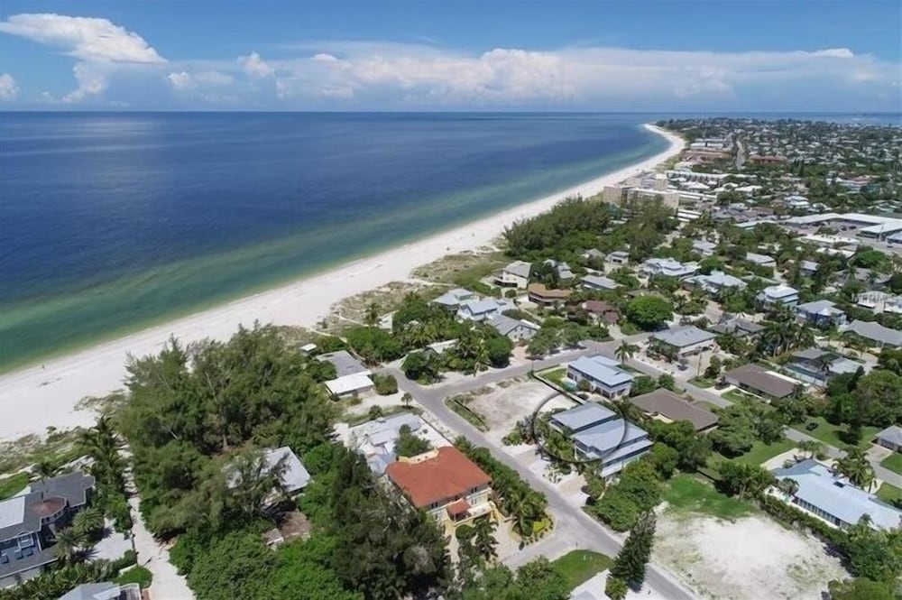 Footprints in the Sand managed by Beach Retreats view 5