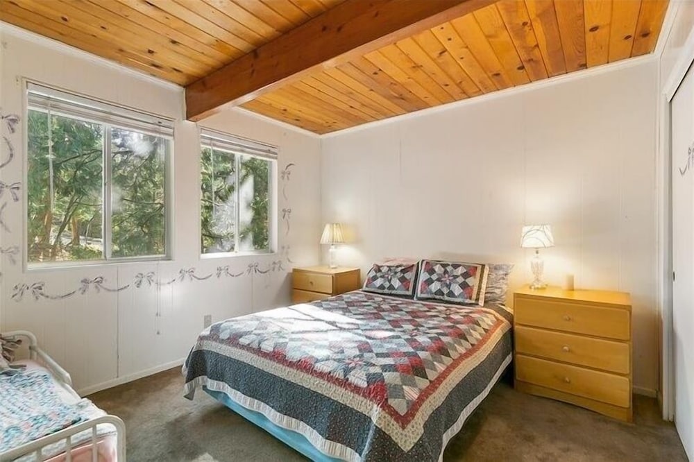 Secluded Mountain Getaway 3 Bedroom Home by RedAwning view 3