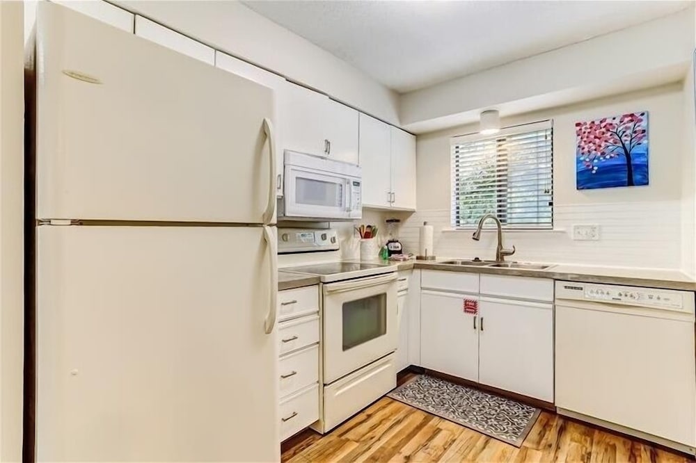 Newly Renovated Condo with Easy Access to Pool and Tennis Courts by RedAwning