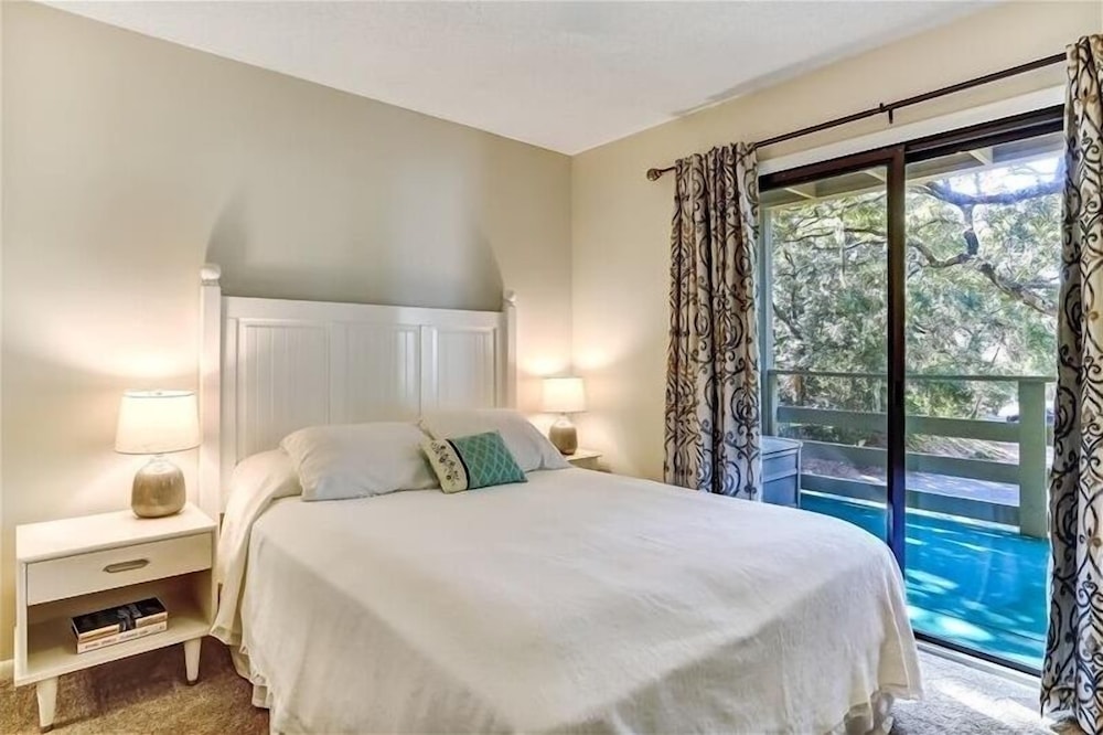 Newly Renovated Condo with Easy Access to Pool and Tennis Courts by RedAwning