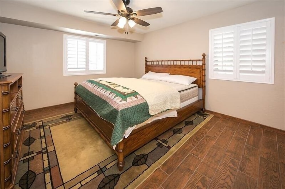 Arrowhead With Pool 2 Bedroom Condo by RedAwning view 2