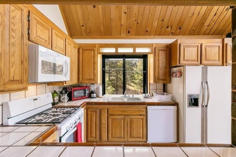 Secluded Mountain Getaway 3 Bedroom Home by RedAwning view 5