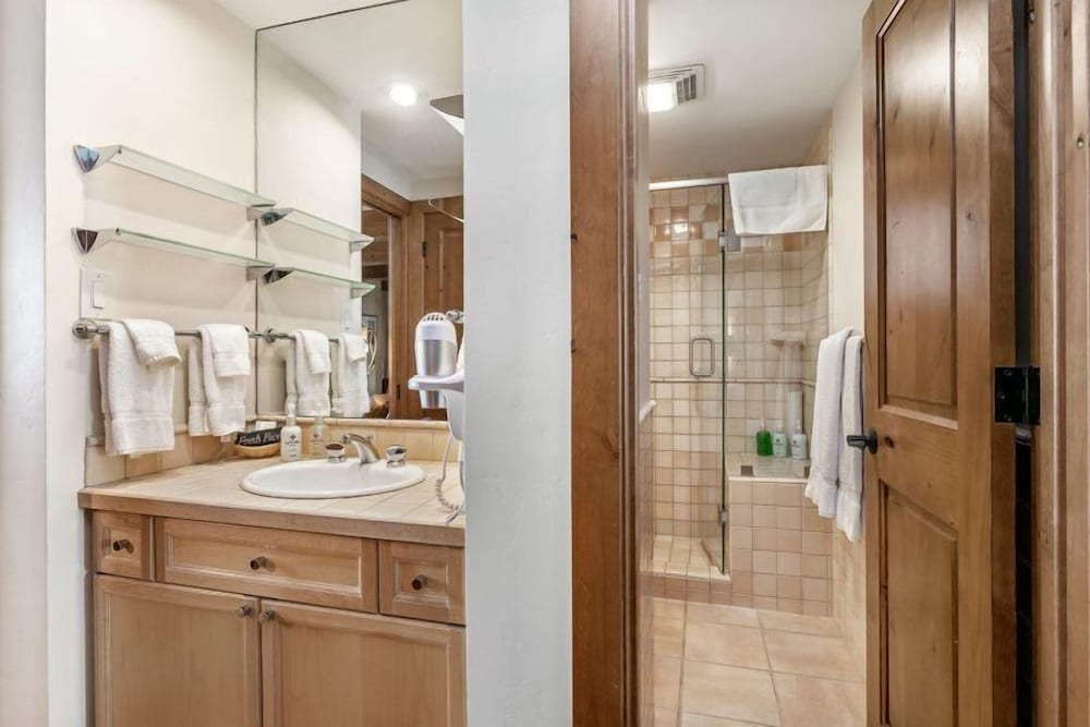 1 Bedroom Condo