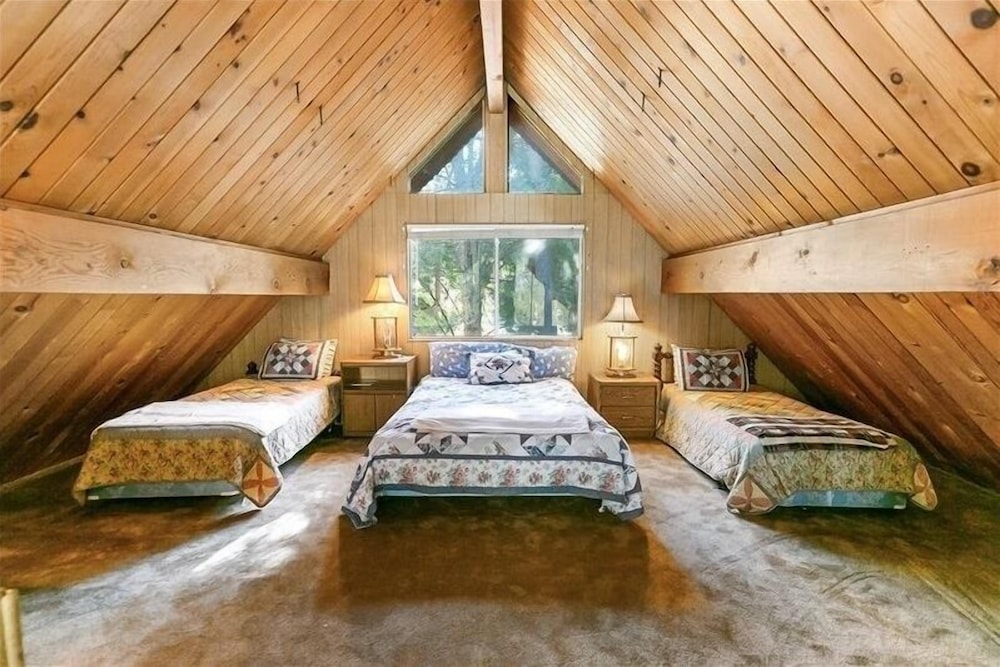 Secluded Mountain Getaway 3 Bedroom Home by RedAwning view 2