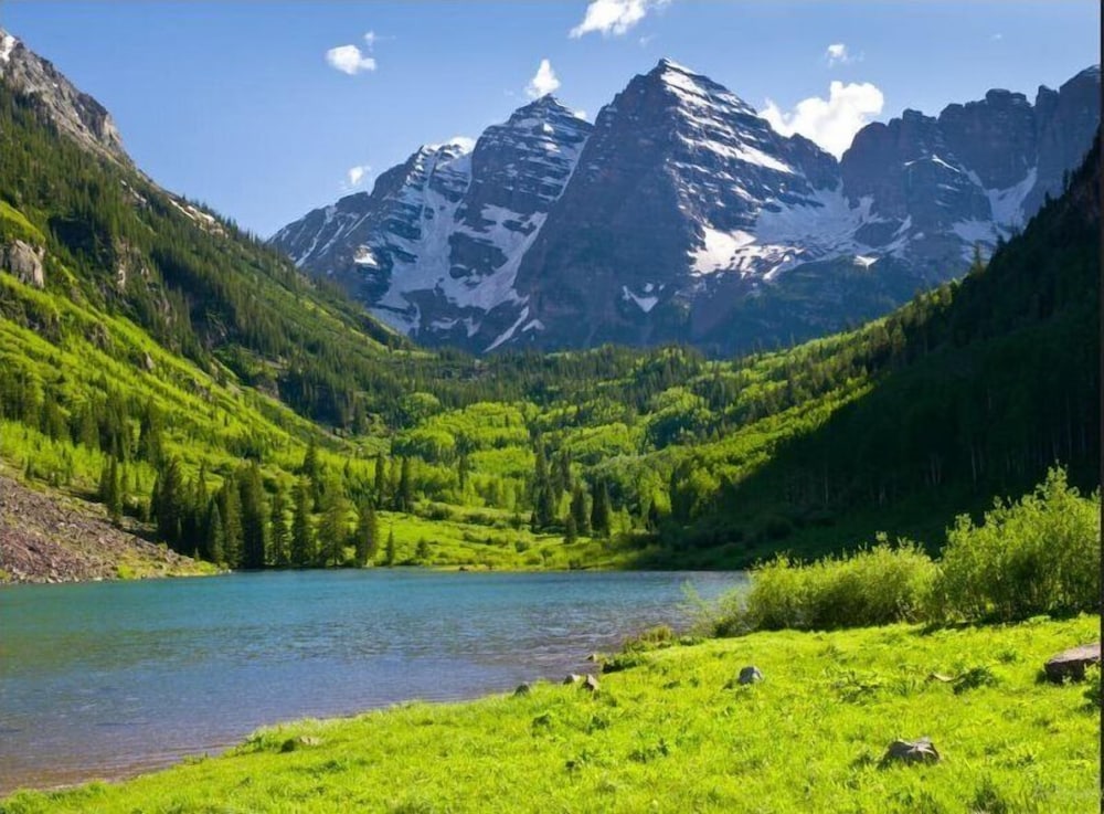 Exclusive 2 Bedroom Mountain Vacation Rental in the Heart of Downtown Aspen One Block From Silver Queen Gondola view 4
