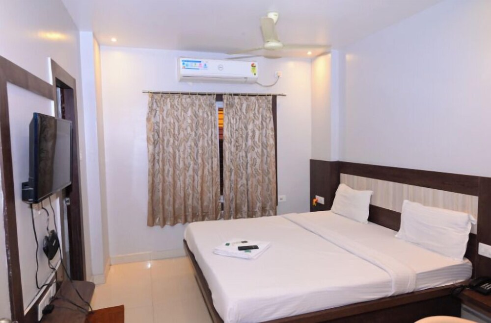 DhamStay Hotel Home Town Near Temple