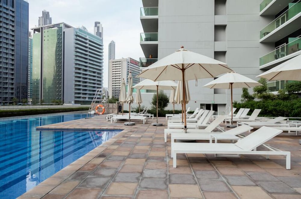 Luxurious 1BR - Pool & Gym Access