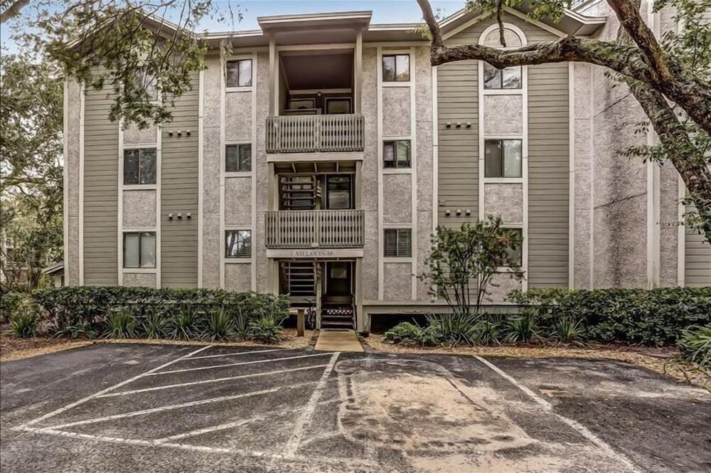 Newly Renovated Condo with Easy Access to Pool and Tennis Courts by RedAwning