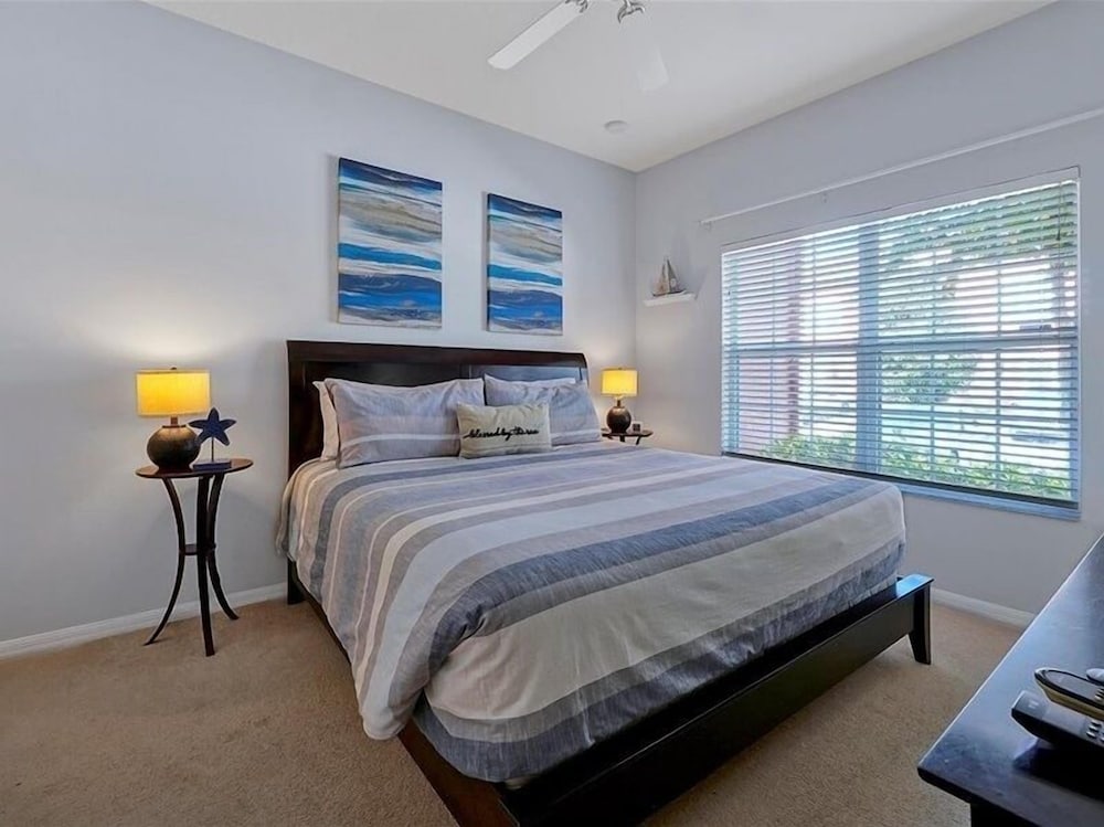 Adorable Townhome Remodeled With Comfort And Relaxation In Mind! Splash Pool! 4 Bedroom Townhouse