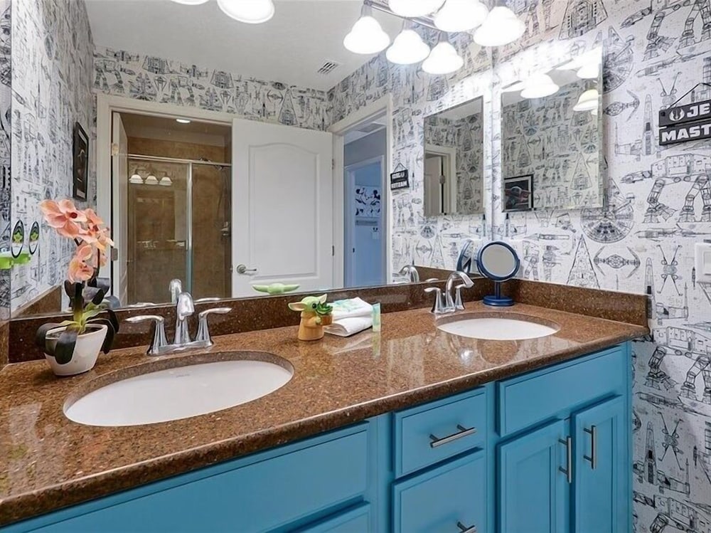 Adorable Townhome Remodeled With Comfort And Relaxation In Mind! Splash Pool! 4 Bedroom Townhouse