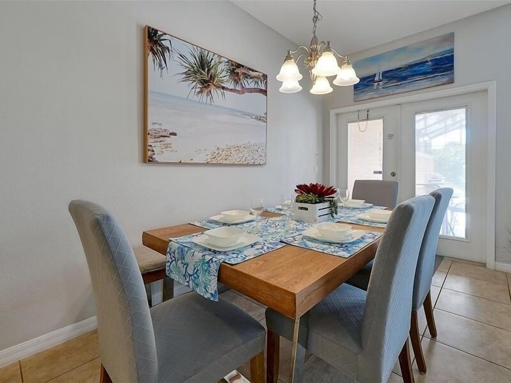 Adorable Townhome Remodeled With Comfort And Relaxation In Mind! Splash Pool! 4 Bedroom Townhouse