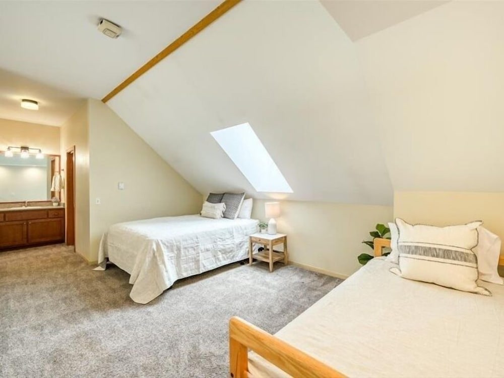1-Bedroom plus Loft at The Pines with Forest Views, No Cleaning Fees, Kids Ski Free 1 Condo