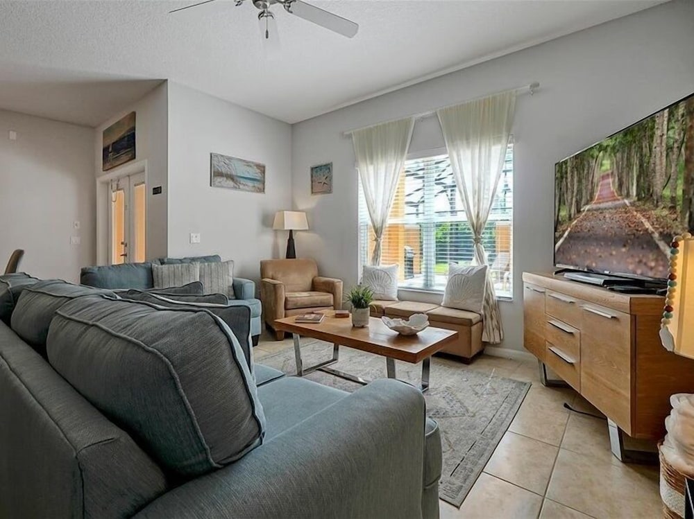 Adorable Townhome Remodeled With Comfort And Relaxation In Mind! Splash Pool! 4 Bedroom Townhouse