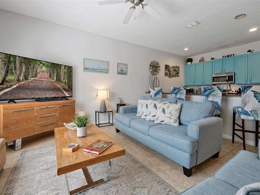 Adorable Townhome Remodeled With Comfort And Relaxation In Mind! Splash Pool! 4 Bedroom Townhouse